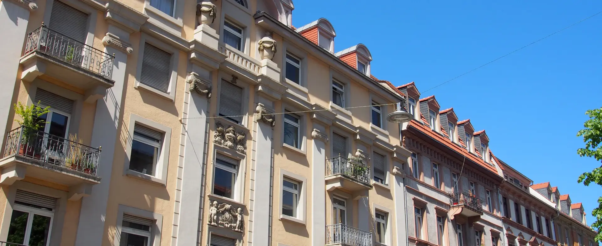 Häuserzeile Altbau: Dächer und Fassade