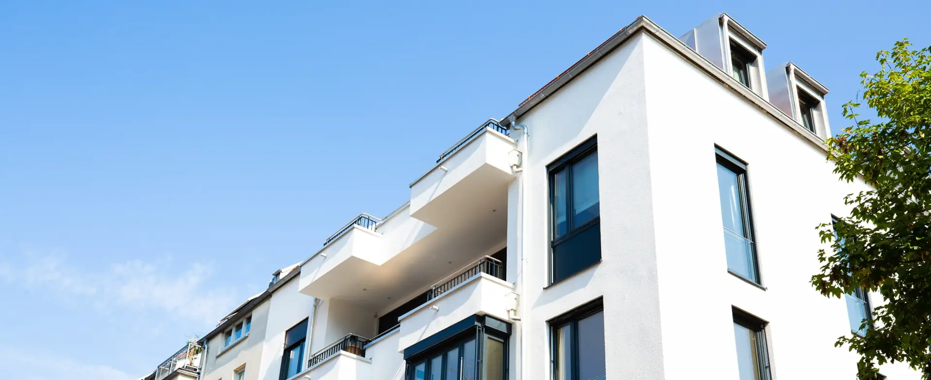 Neubau Wohnblock Dach und Balkon