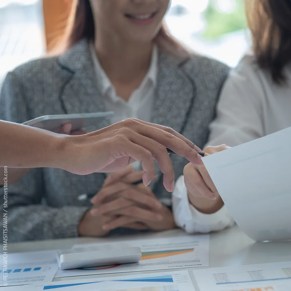 Meeting und Beratung mit Diagrammen und Papieren