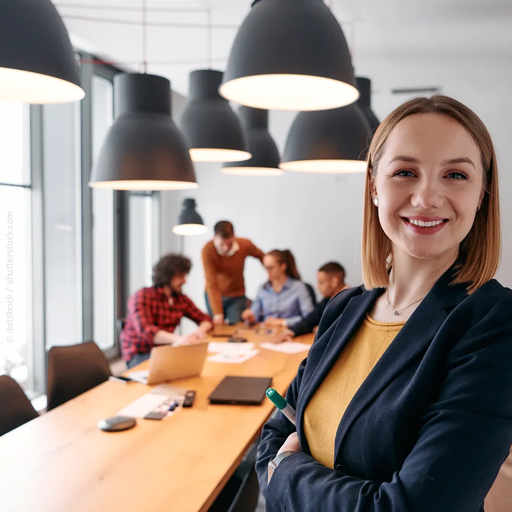 Team mit Teamleaderin im Vordergrund