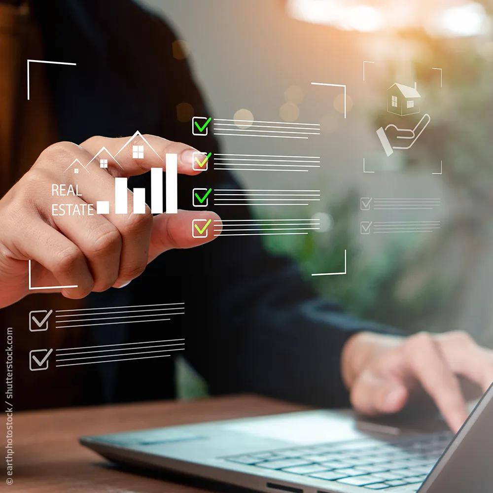 Einblendung über Laptop Webanwendung Immobilienverwaltung