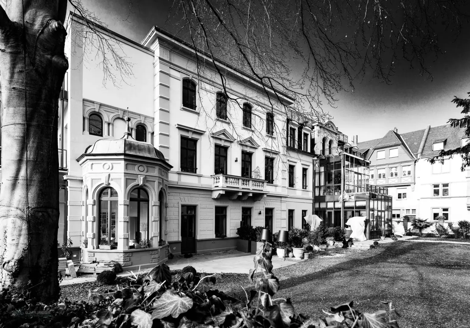 Hintergrundbild einer altbau Villa in schwarz/weiss