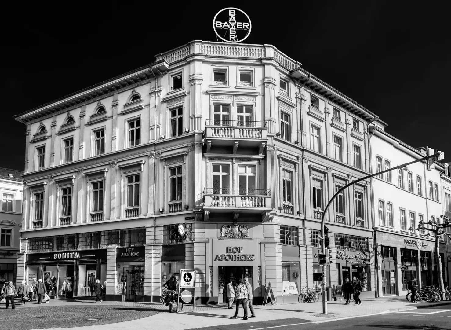 Altbau mit Apotheke schwarz/weiß